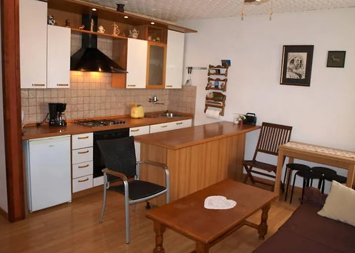 以琳公寓 * 罗维尼